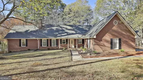 190 Willow Lake Ln, Sharpsburg, GA 30277