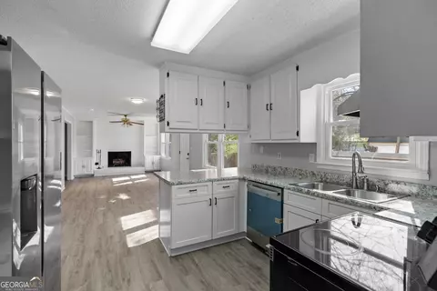 Kitchen - 2 Anders Rd SW, Rome, GA 30165 photo 2 of 3
