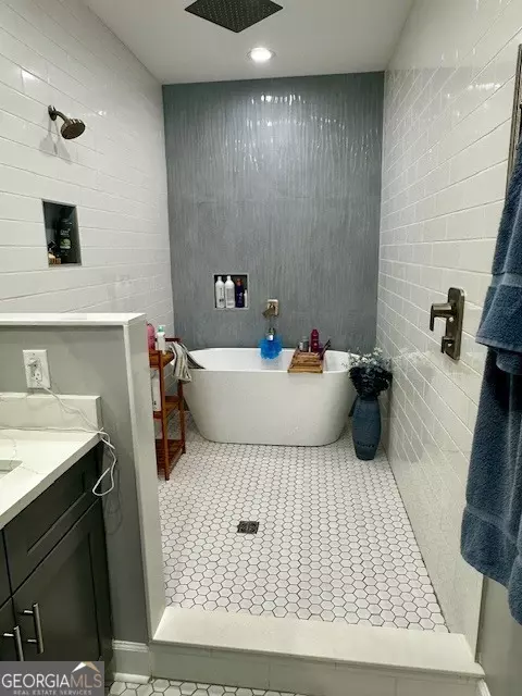 Bath - 110 Thomas Dr, Lagrange, GA 30240 photo 1 of 4