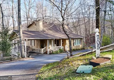 705 Laurel Ridge Dr, Ellijay, GA 30536