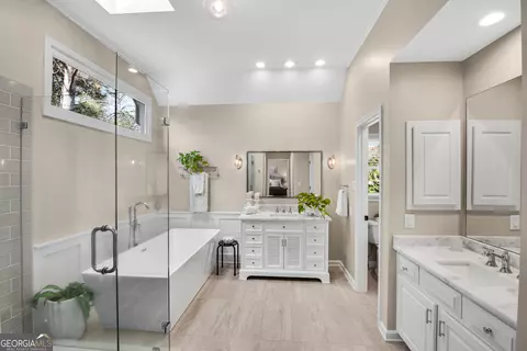 Bath - 895 Riverhaven Dr, Suwanee, GA 30024 photo 2 of 5