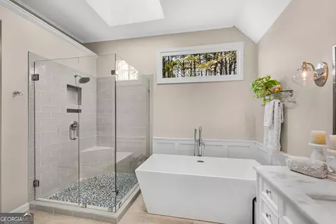 Bath - 895 Riverhaven Dr, Suwanee, GA 30024 photo 3 of 5