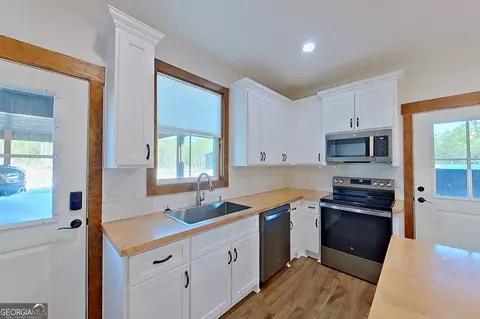Kitchen - 4701 Riggins Rd, Blackshear, GA 31516 photo 2 of 3
