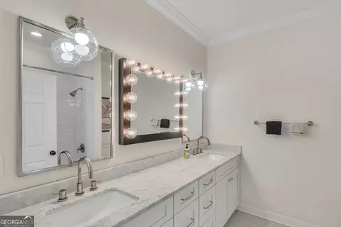 Bath - 218 E 33rd St, Savannah, GA 31401 photo 2 of 3