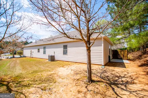 Exterior - 240 River Meadow Dr, Lagrange, GA 30241 photo 7 of 10