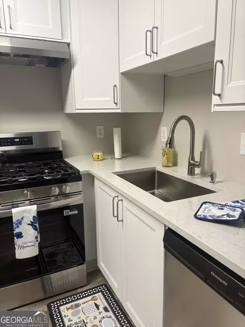 3044 Wildflower Ln, Snellville, GA 30039