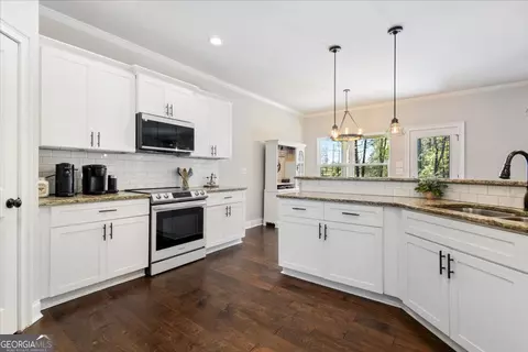 Kitchen - 102 River Point Rd, Jackson, GA 30233 photo 3 of 3