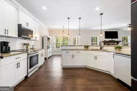 Kitchen - 102 River Point Rd, Jackson, GA 30233 photo 1 of 3