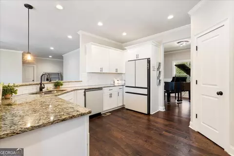 Kitchen - 102 River Point Rd, Jackson, GA 30233 photo 2 of 3