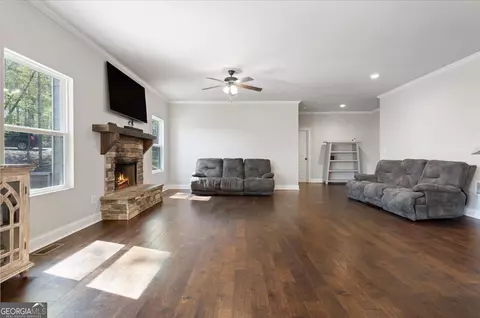 Living - 102 River Point Rd, Jackson, GA 30233 photo 2 of 3