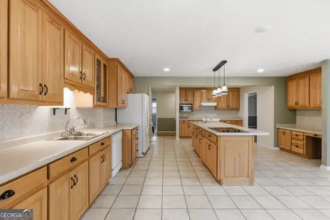 Kitchen - 276 Bent Oak Dr, Cornelia, GA 30531 photo 3 of 6