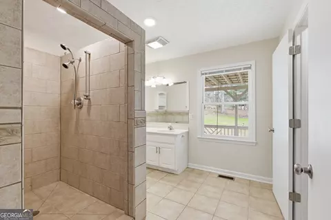 Bath - 276 Bent Oak Dr, Cornelia, GA 30531 photo 1 of 2
