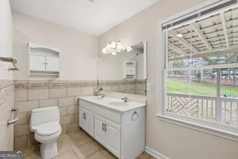 Bath - 276 Bent Oak Dr, Cornelia, GA 30531 photo 2 of 2