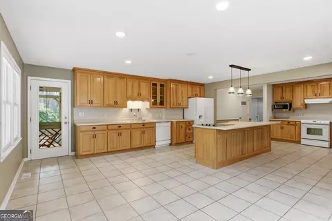 Kitchen - 276 Bent Oak Dr, Cornelia, GA 30531 photo 2 of 6