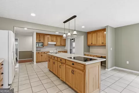Kitchen - 276 Bent Oak Dr, Cornelia, GA 30531 photo 4 of 6