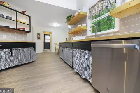 Kitchen - 16 River Point Dr, Lagrange, GA 30240 photo 2 of 13