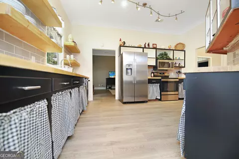 Kitchen - 16 River Point Dr, Lagrange, GA 30240 photo 5 of 13