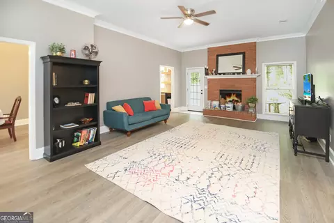 Living - 16 River Point Dr, Lagrange, GA 30240 photo 2 of 7