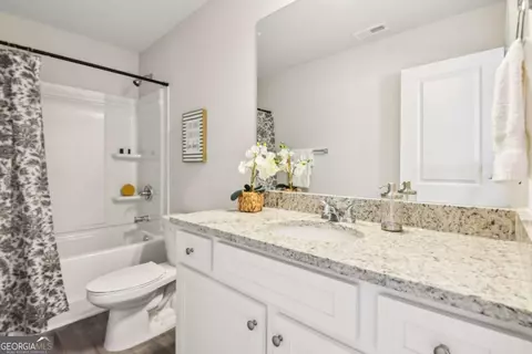 Bath - 6359 Warbler Ct, Morrow, GA 30260 photo 1 of 3