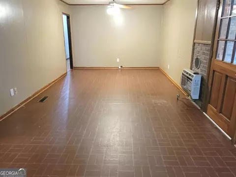 Living - 335 Laurel Ln, Lagrange, GA 30241 photo 3 of 4
