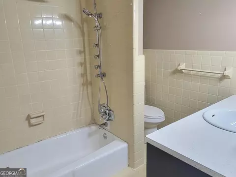 Bath - 335 Laurel Ln, Lagrange, GA 30241 photo 1 of 2