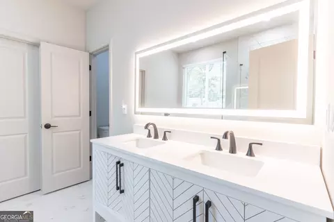 Bath - 281 Ruby Ln, Commerce, GA 30530 photo 8 of 18