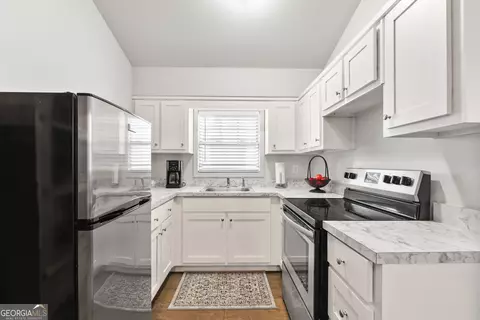 Kitchen - 150 Crestview Rd, Jackson, GA 30233 photo 5 of 6