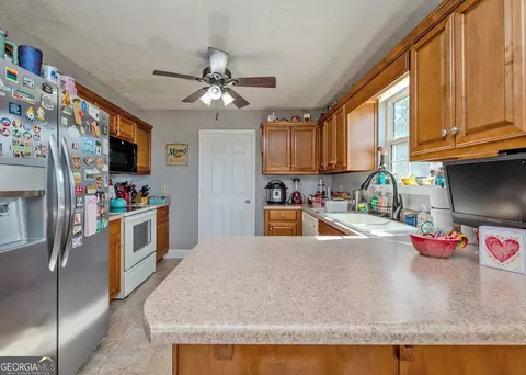 Kitchen - 1363 Mcfarlin Bridge Rd, Carnesville, GA 30521 photo 2 of 3