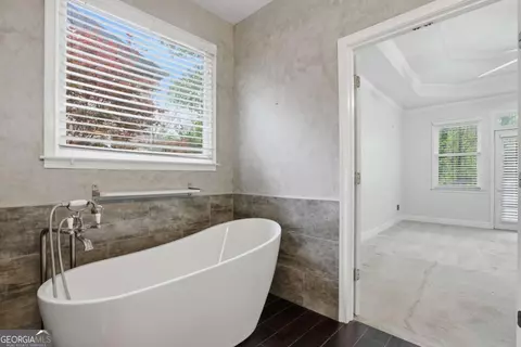 Bath - 2915 Pine St, Duluth, GA 30096 photo 2 of 6