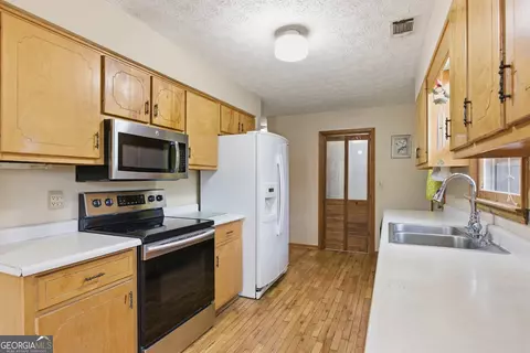 Kitchen - 143 Copperhead Rd, Cornelia, GA 30531 photo 4 of 4