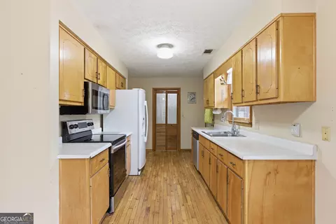 Kitchen - 143 Copperhead Rd, Cornelia, GA 30531 photo 3 of 4