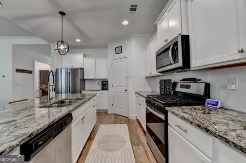 Kitchen - 2129 Charmond Dr, Monroe, GA 30656 photo 4 of 7