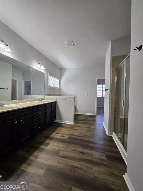 Bath - 500 Mabry Pl, Grayson, GA 30017 photo 2 of 4
