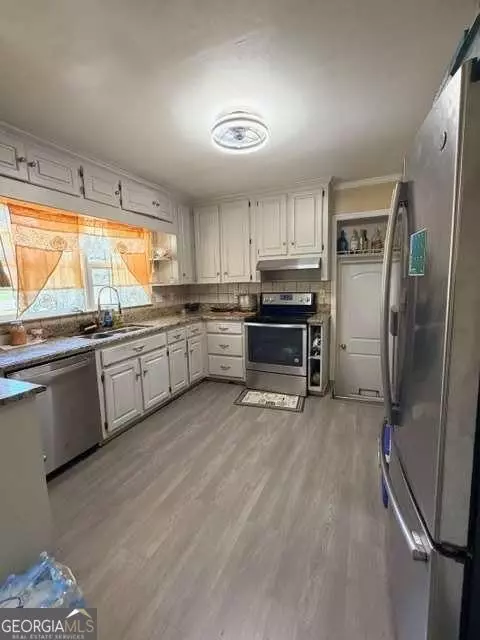 Kitchen - 2025 Broad St, Statham, GA 30666 photo 1 of 4