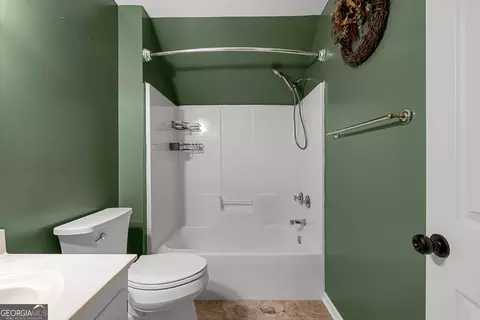 Bath - 102 Canterbury Dr, Lagrange, GA 30241 photo 8 of 10