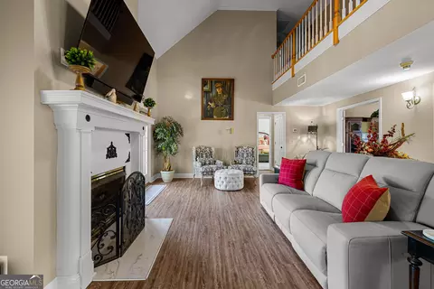 Living - 102 Canterbury Dr, Lagrange, GA 30241 photo 3 of 4