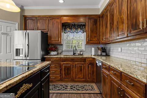 Kitchen - 102 Canterbury Dr, Lagrange, GA 30241 photo 4 of 5