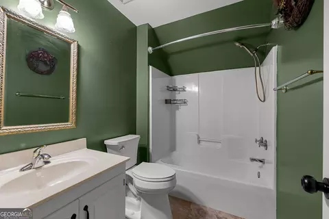 Bath - 102 Canterbury Dr, Lagrange, GA 30241 photo 9 of 10
