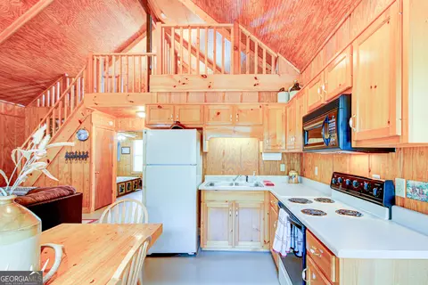 Kitchen - 1000 N State Line Rd, Lagrange, GA 30240 photo 5 of 6