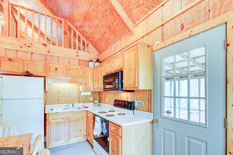 Kitchen - 1000 N State Line Rd, Lagrange, GA 30240 photo 4 of 6