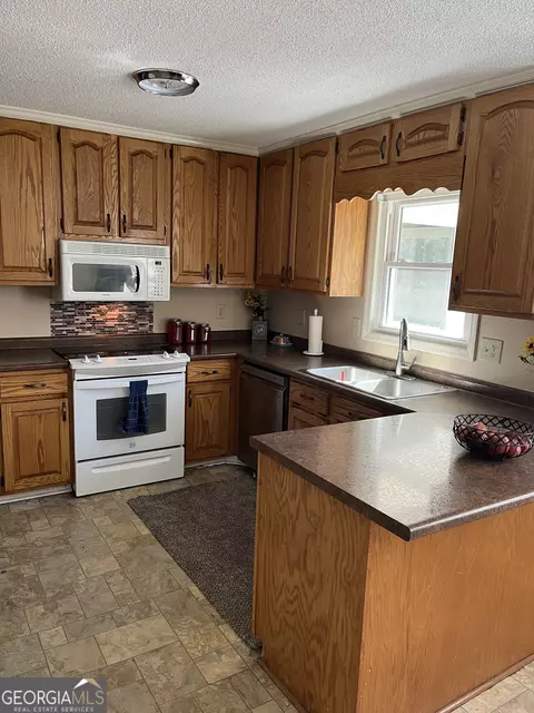 Kitchen - 1252 Jasmine, Dublin, GA 31021 photo 2 of 2