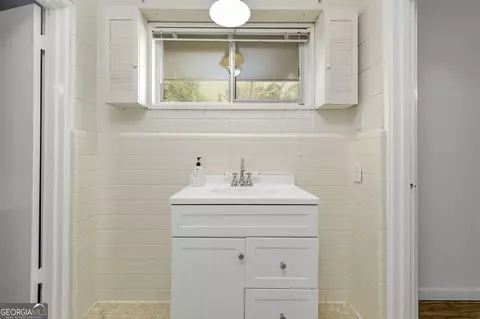 Bath - 490 Maple St, Cornelia, GA 30531 photo 5 of 9
