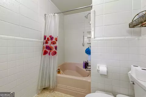 Bath - 490 Maple St, Cornelia, GA 30531 photo 6 of 9