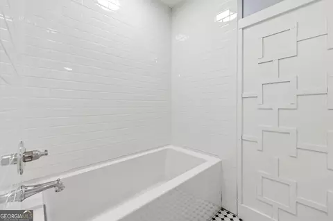 Bath - 490 Maple St, Cornelia, GA 30531 photo 3 of 9