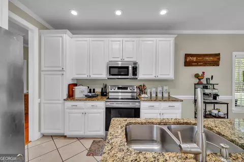 Kitchen - 208 Hedge Row, Dublin, GA 31021 photo 5 of 6
