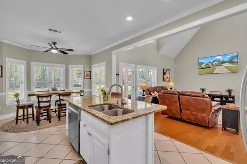 Kitchen - 208 Hedge Row, Dublin, GA 31021 photo 6 of 6