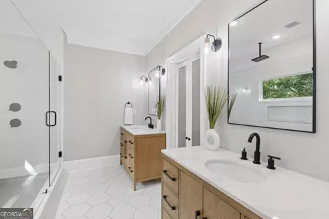 Bath - 1903 Sandlewood Ln, Chamblee, GA 30341 photo 3 of 4