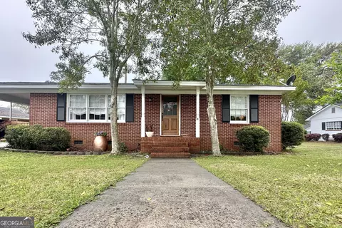 61 W Bruce St, Mcrae-helena, GA 31055