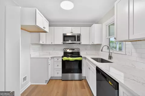 Kitchen - 38 Bill Rutledge Rd, Winder, GA 30680 photo 3 of 4