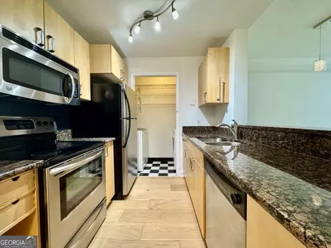 1074 Peachtree Walk NE #B220, Atlanta, GA 30309